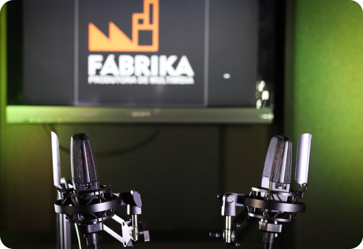 Logotipo da Fabrika em uma tela de estúdio